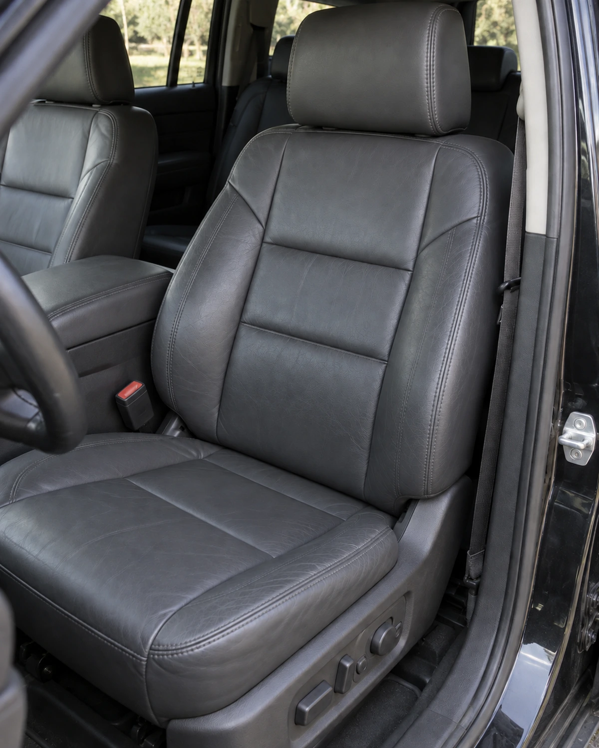 El mismo asiento de auto con el lateral reparado