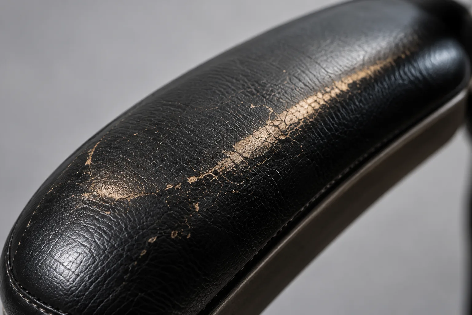 Brazo de cuero negro gastado