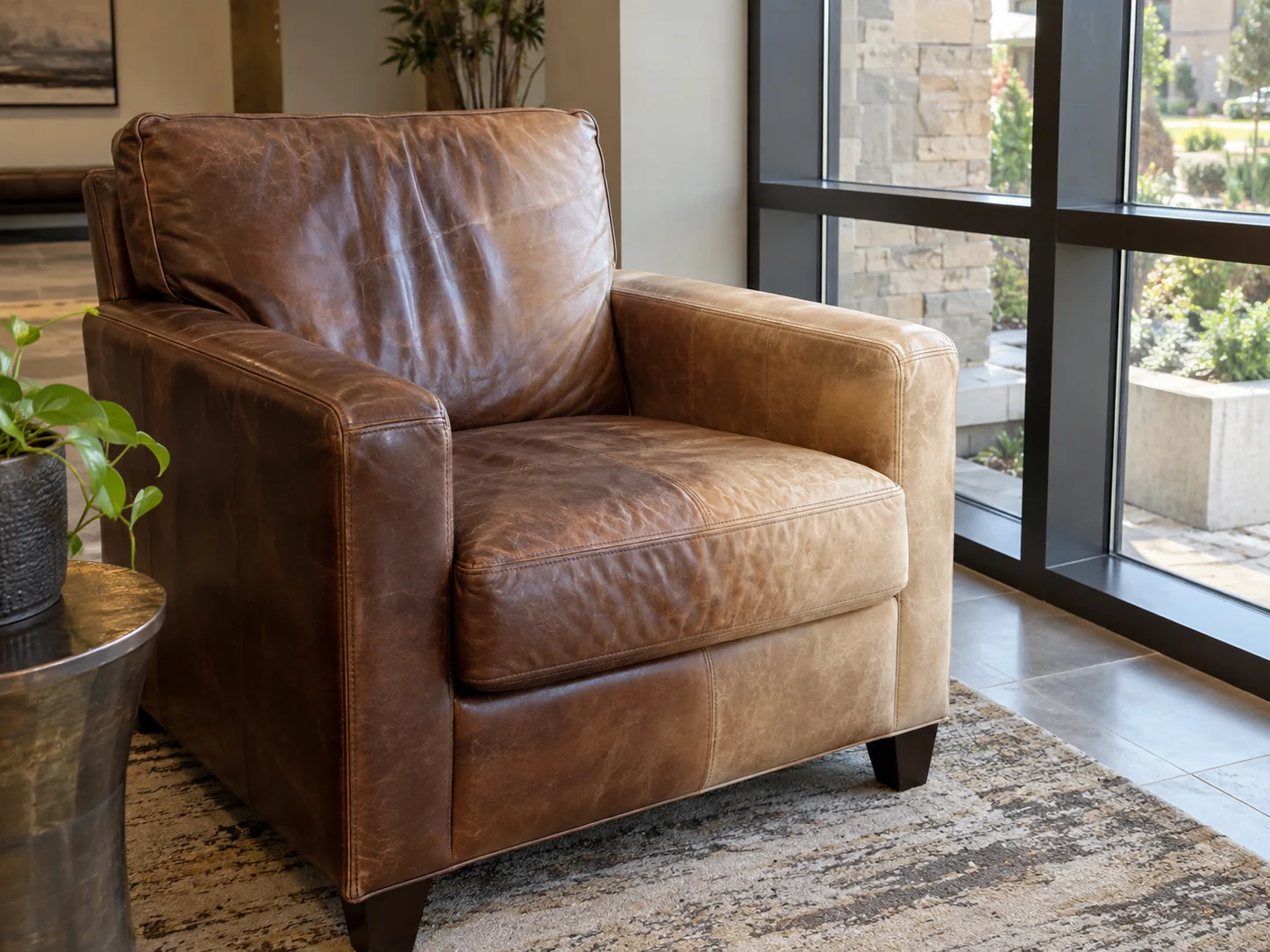Sillón de cuero desteñido junto a una ventana