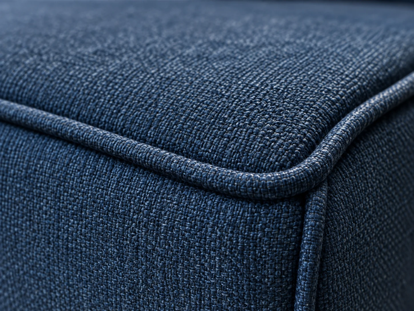 Fabric seat corner with sharp piping