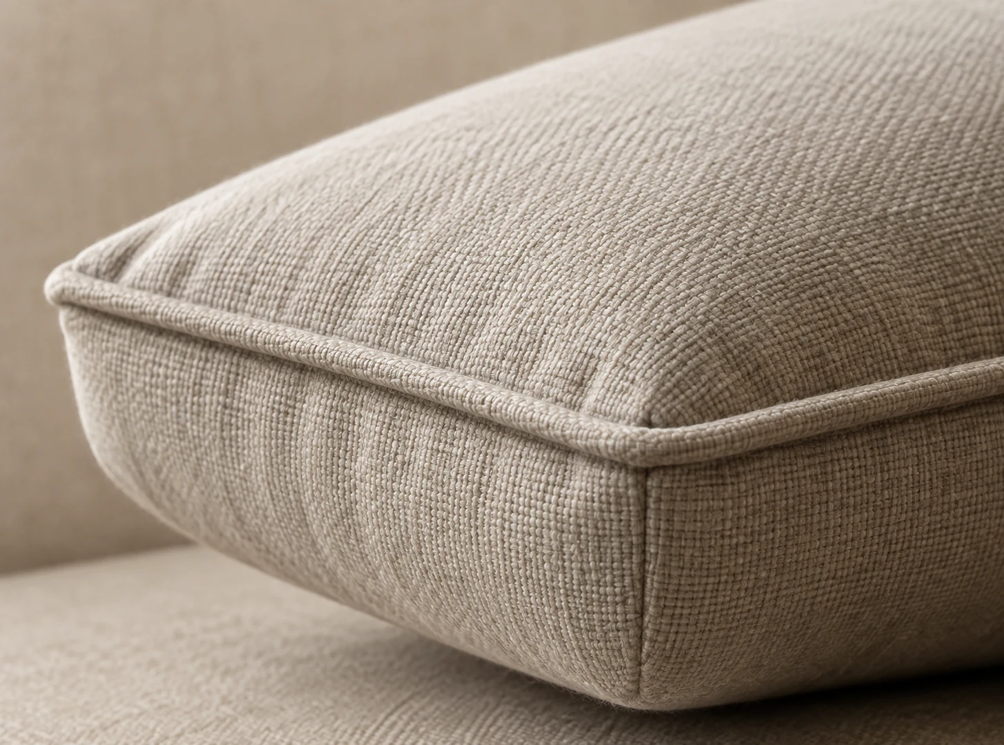 Knife-edge cushion with a welt